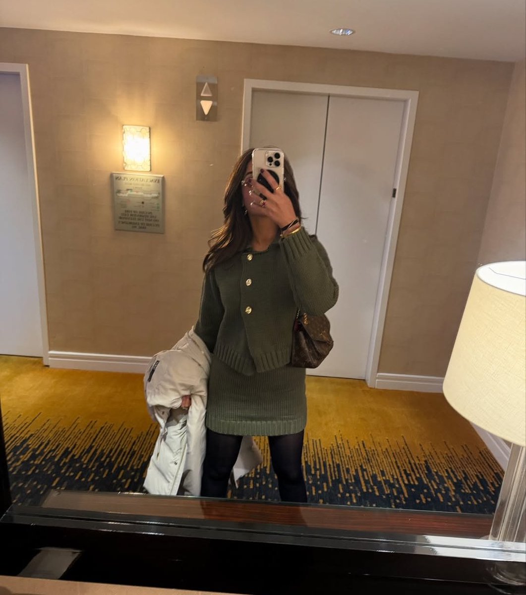 her mirror selfies never disappoints 😻

<a href="/jasminbhasin/">Jasmine bhasin</a> #Jasminians 
ICONIC DECADE OF JASMIN
#TEImarks10years #JasminBhasin