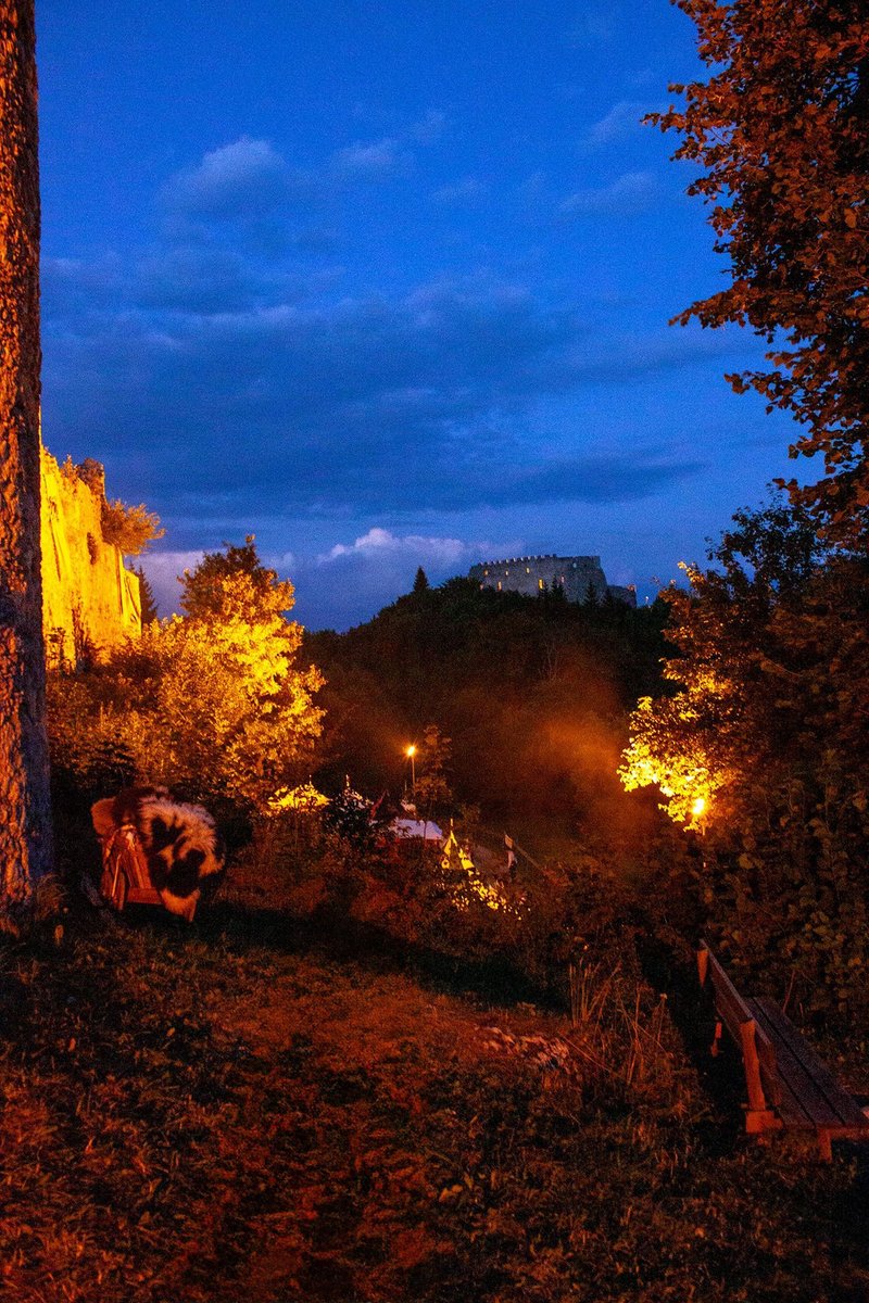 🌌 𝗕𝗶𝗹𝗱 𝗱𝗲𝘀 𝗧𝗮𝗴𝗲𝘀 (𝟭𝟬. 𝗔𝘂𝗴):
Nächtlicher Blick von Hohenfreyberg zur Ruine Eisenberg.
Lagerlichter unter den Mauern, Geschichte über dem Wald.
Zwillingsburgen im Allgäu – magisch!
#MittelalterBildDesTages #RuineEisenberg #BurgHohenfreyberg #MittelalterCom