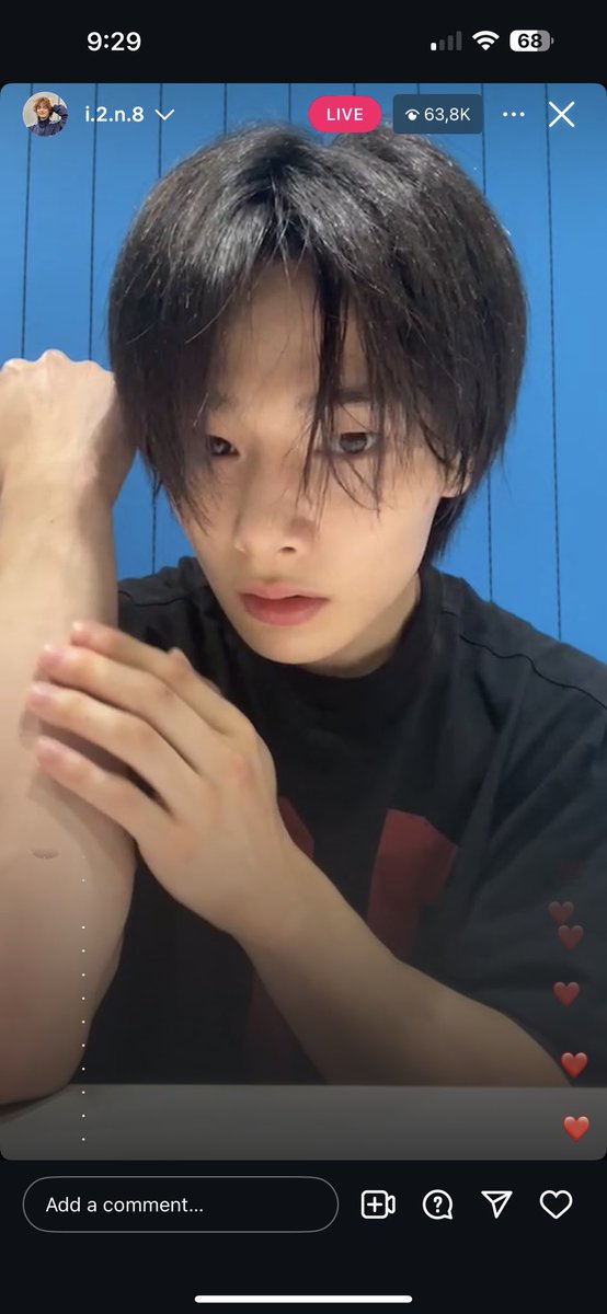 today’s a good day to admire jeongin’s arms