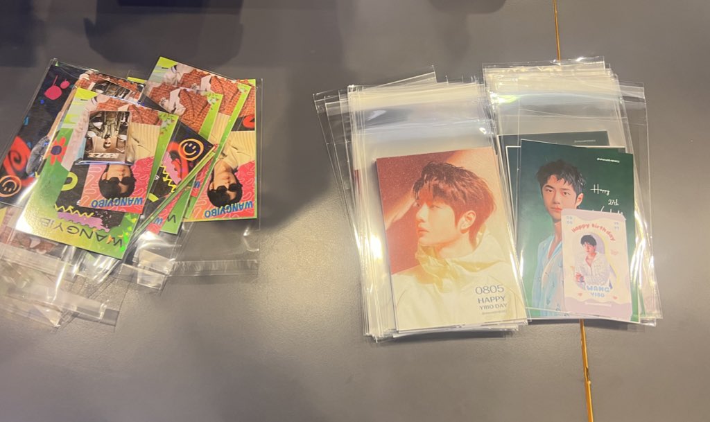 RT แล้วหยิบได้เลยนะคะ อยู่ข้างของคุณอุ๊ มีของปีก่อนสำหรับคนที่ไม่เคยได้ #WYB85area_YIBO