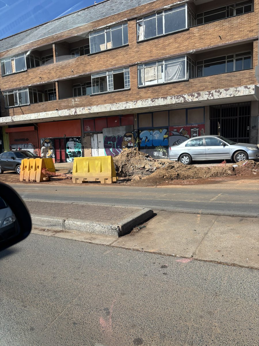 carolinedewet's tweet photo. @sowazis @RediTlhabi Jan Smuts Ave outside the Goodman Gallery!

Traffic is a nightmare and fresh drinking water is everywhere!

@DadaMorero and @JHBWater are missing in action!

Please don’t vote @MYANC in @CityofJoburgZA again!

#WhereIsDadaMorero 
#WeNeedJustice 
#VoteRISE 
#VoteDA 
#ANCisCorrupt https://t.co/Eydt4DnB7Z
