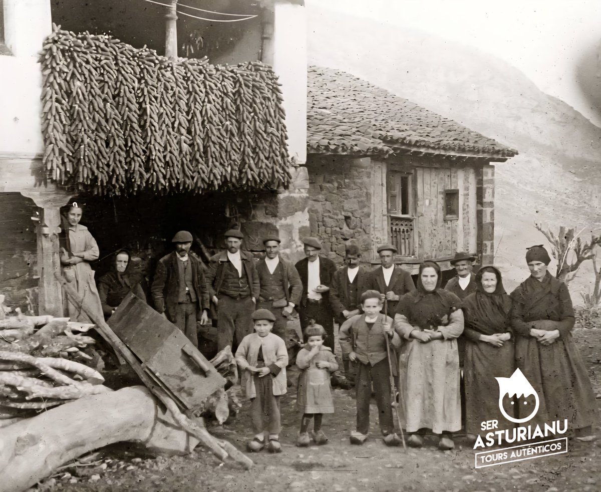 SerAsturianu's tweet image. Campesinos de Viegu (#Ponga), coles riestres de maíz ensugando nel corredor.

📸 Celso Gómez Arguelles (1928), una de les semeyes de la expo &quot;Tierra de Maíz&quot; que vos recomendamos visitar nel @MuseuPuebluAst hasta marzo.

#MemoriaAsturiana