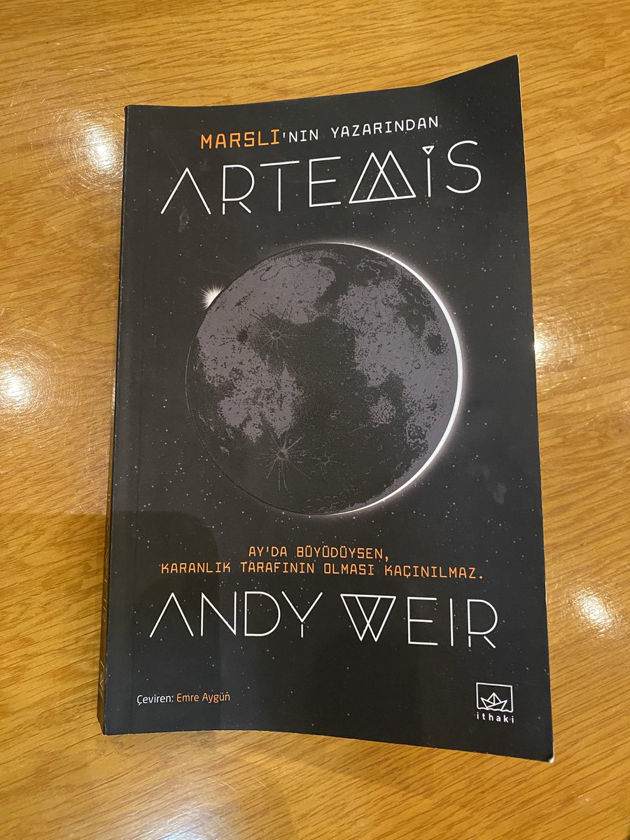 Mustafaucak07's tweet photo. Hafta sonunu Ay’da geçirdim!

Andy Weir’in Artemis kitabı, bilimle kurgunun heyecan verici birlikteliği…

Ay’daki ilk şehirde geçen bu sürükleyici macerayı, bilimkurgu sevenlere tavsiye ederim! https://t.co/QDGn2iRD1j