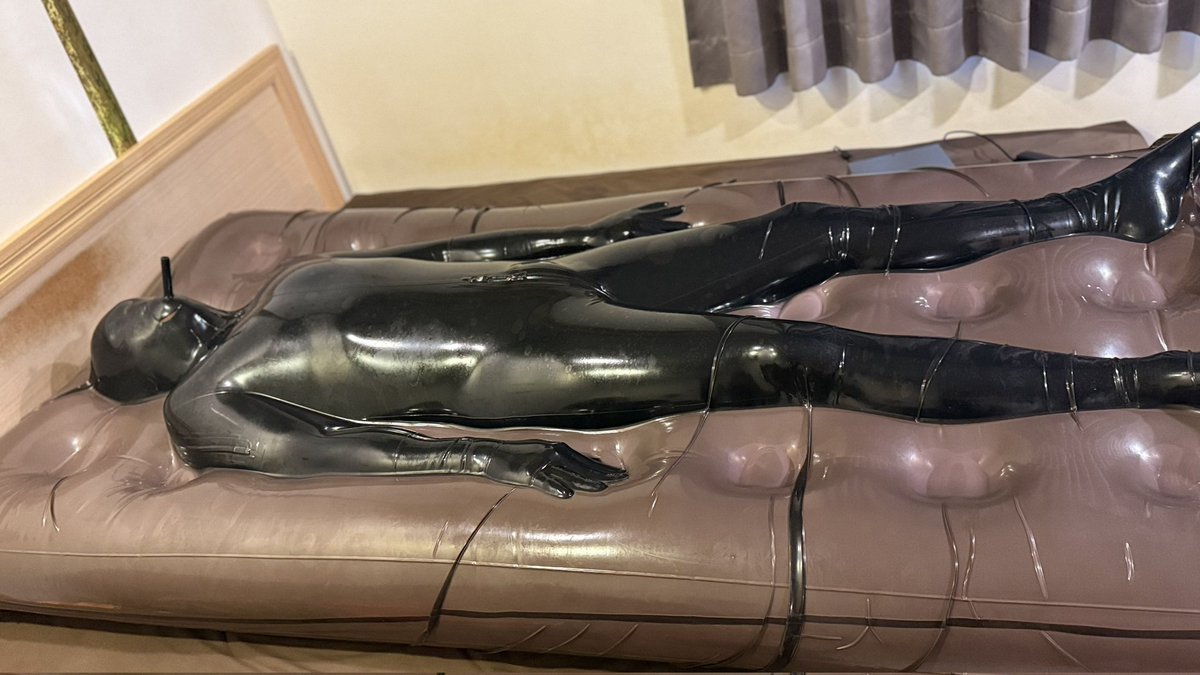 首次體驗這樣的真空床
動彈不得的感覺真的太棒了❤️
全身穿膠，雙重的包覆
如果可以好想一直待在裡面🤣🤣