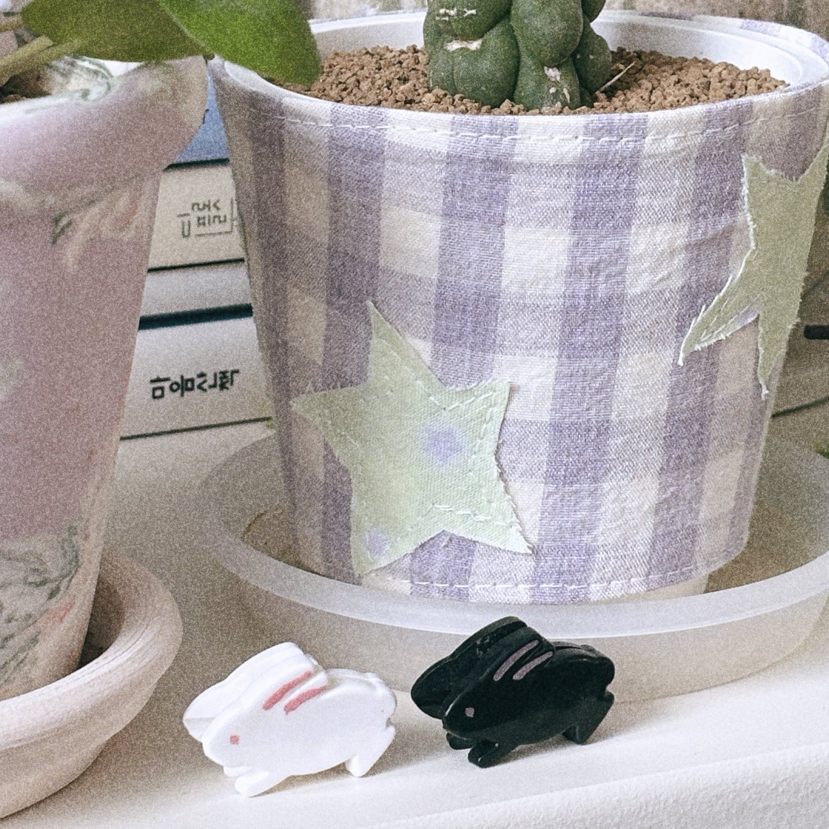 오늘 내 페이잼 다이어리 커버에 딱 어울리는 연보라색 볼펜이랑 귀여운 토끼 클립을 사왔다네요💜