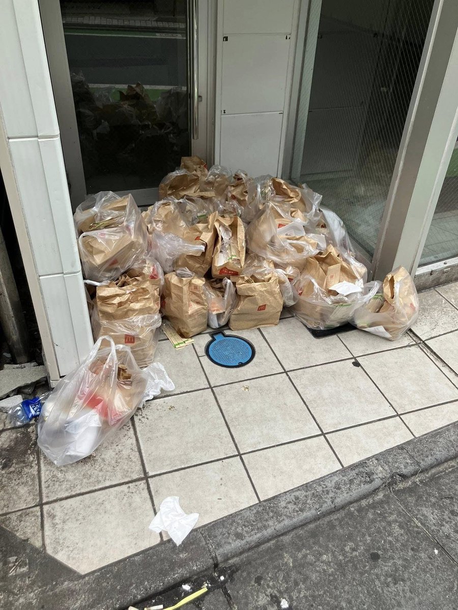 OTengoku_fr's tweet photo. Embrouille, gaspillage colossal, revente illégale de nourriture sur les parkings, montagnes de nourriture abandonnés dans la rue = dernière campagne de Mcdo Japon / Pokemon 

C'est beau la passion par moment... https://t.co/HMC4FAbiZj
