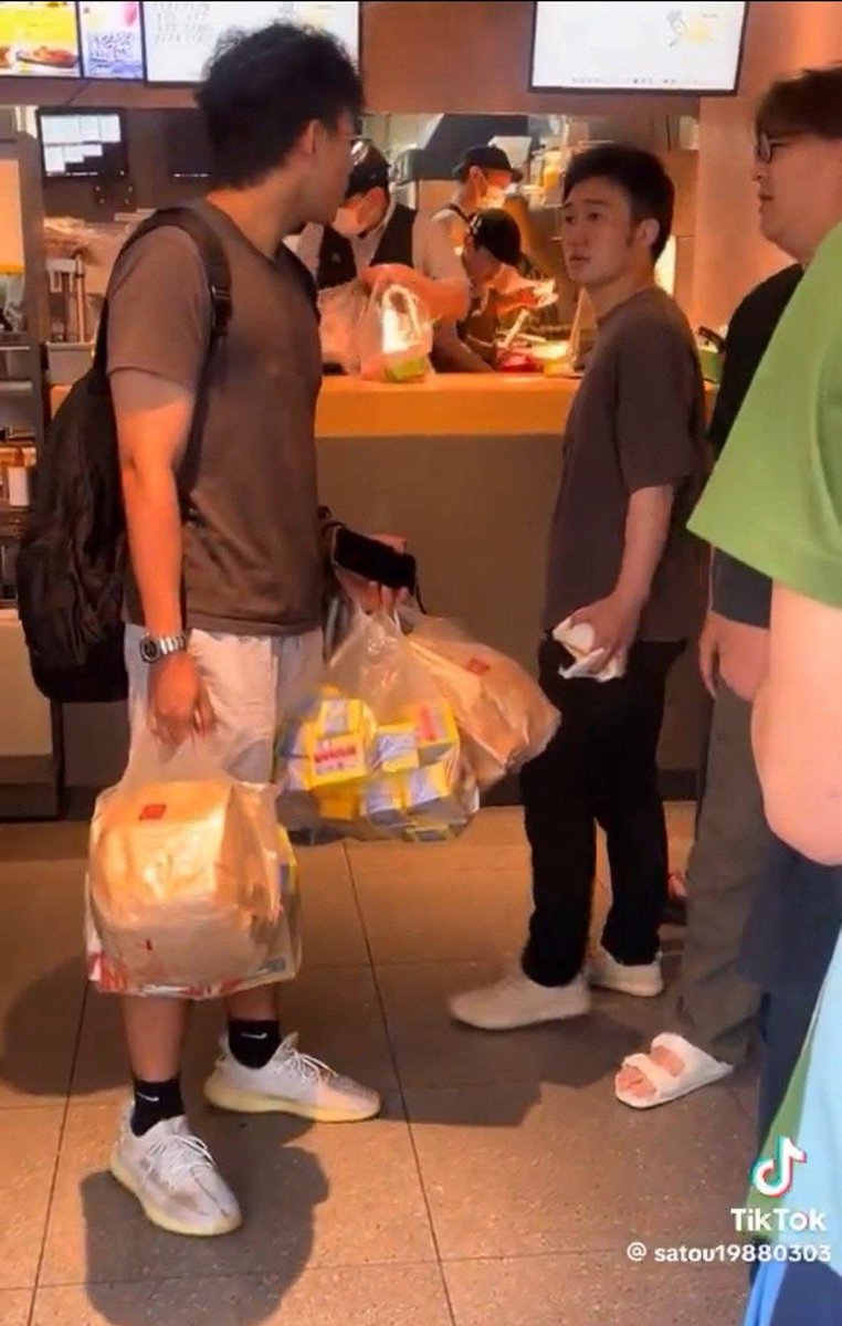 OTengoku_fr's tweet photo. Embrouille, gaspillage colossal, revente illégale de nourriture sur les parkings, montagnes de nourriture abandonnés dans la rue = dernière campagne de Mcdo Japon / Pokemon 

C'est beau la passion par moment... https://t.co/HMC4FAbiZj
