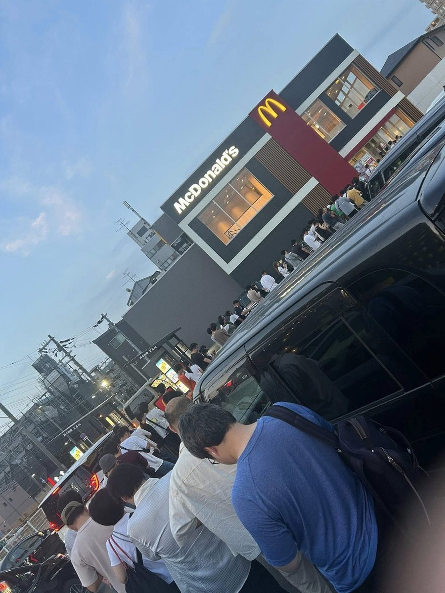 OTengoku_fr's tweet photo. Embrouille, gaspillage colossal, revente illégale de nourriture sur les parkings, montagnes de nourriture abandonnés dans la rue = dernière campagne de Mcdo Japon / Pokemon 

C'est beau la passion par moment... https://t.co/HMC4FAbiZj