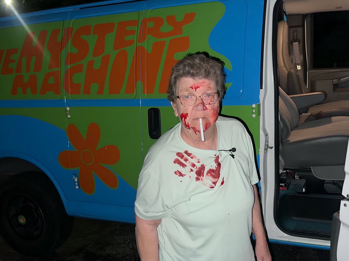 AngryGrandma143's tweet photo. Just finished filming at 3:30am 🎃 
#Halloween #MichaelMyers https://t.co/GpQr7LbCCM