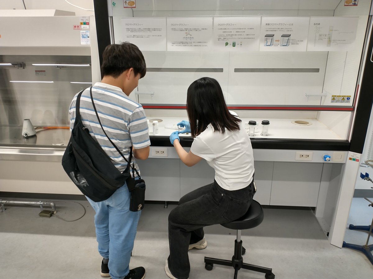 OMU_ChemBio's tweet photo. オープンキャンパス2日目です。
今日も盛況で、たくさん来ていただきました！
ありがとうございました。
2日で、28都府県から来ていただきました。北は山形から南は沖縄まで！
展示も黒山の人だかりで写真が撮れず、空いたところを撮らせてもらいました。化学バイオをどうぞよろしく！ https://t.co/xX7TWZKxnL