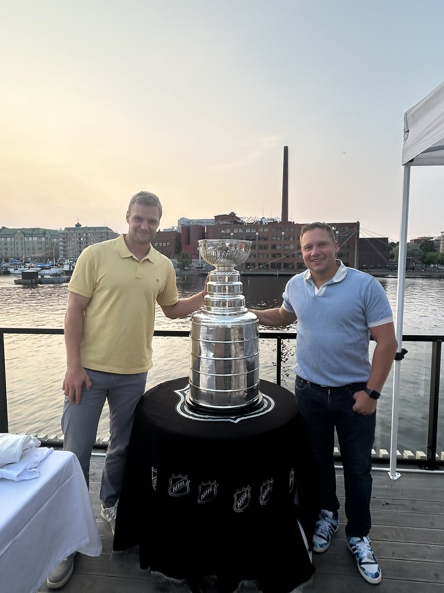 Kivan perinteen Sasha kehittänyt!🏆😊 

#barkovcity 
#StanleyCup 
#Tampere2025