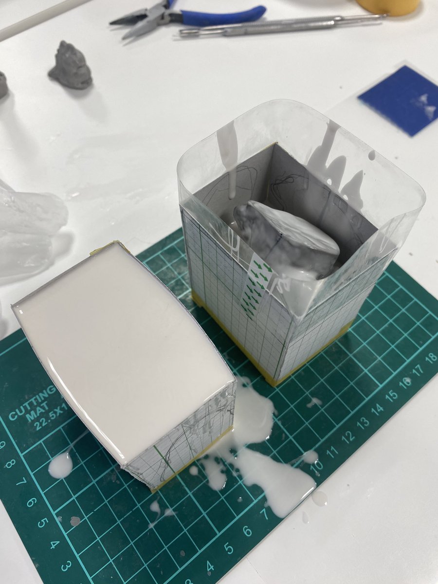 ガレージキット教室、２日目終了‼️

型にシリコン流しました。
型作りがいちばん難しいらしく、一人だと挫折してるかも。

また、今回の立地がすごくいいです✨
夏の思い出作りに神田で一泊🍉

#３日間のガレージキット教室