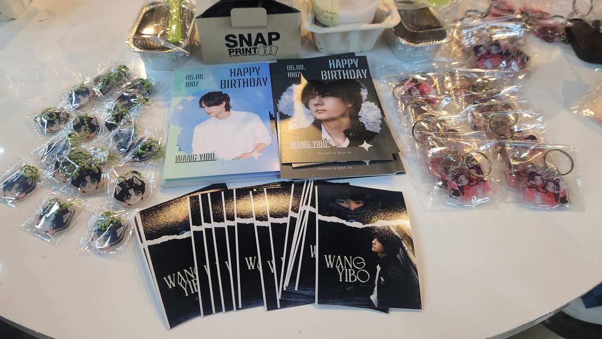 เปิดแผงแล้วค่า  💚
Pla.รีทวิตนี้ 
แล้วมาหมุนวงล้อรับป๋อกลับบ้านกัน

ปล.มากระซิบว่า "เป็นแฟนกัน" รับพวงกุญแจเพิ่ม
#WYB85area_YIBO