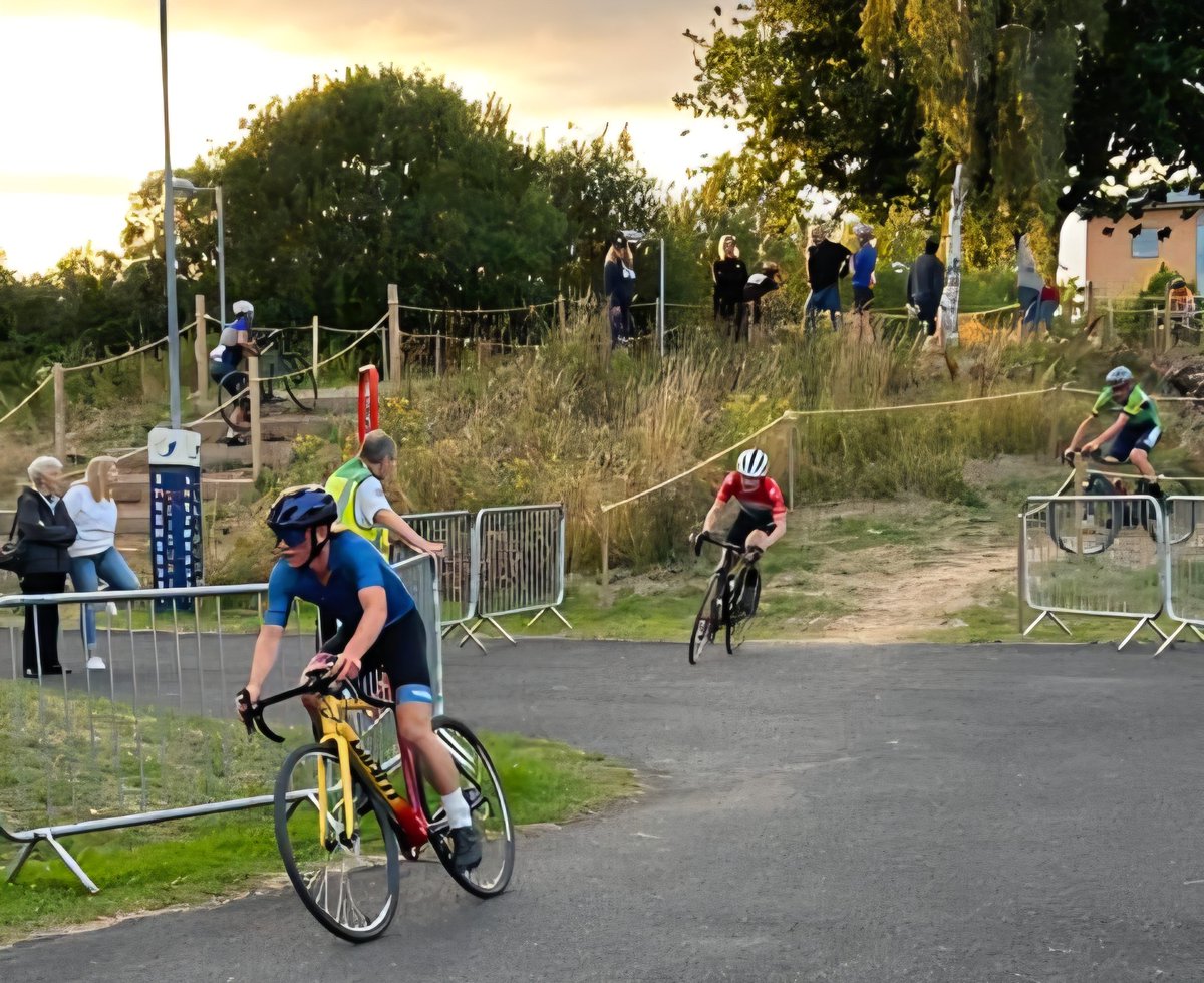 Result: Mid Shropshire WheelersFriday Night Cyclo-Cross

Danny Davies, Arthur Oliver and Alex Hart race winners at the sell out Friday Night Cyclo-Cross at Shrewsbury on August 8
velouk.net/2025/08/10/res…

#Brother4Results | Presented by <a href="/davemellorcycle/">Dave Mellor Cycles</a> #bikeshop #Shrewsbury