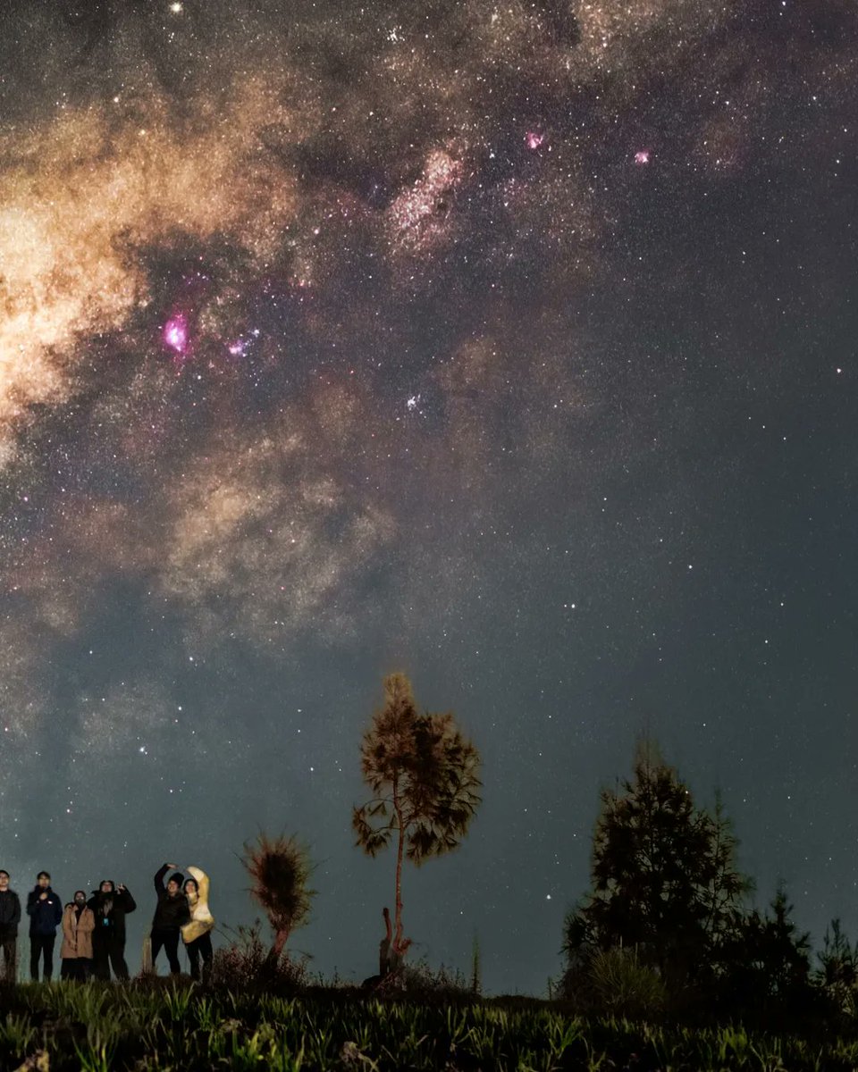 Tinggal di galaksi Bimasakti, belum pernah sekalipun difotoin dengan background Bimasakti di langitnya?

Mau difotoin atau belajar motret Bimasakti, nggak?

Utas. 🧵