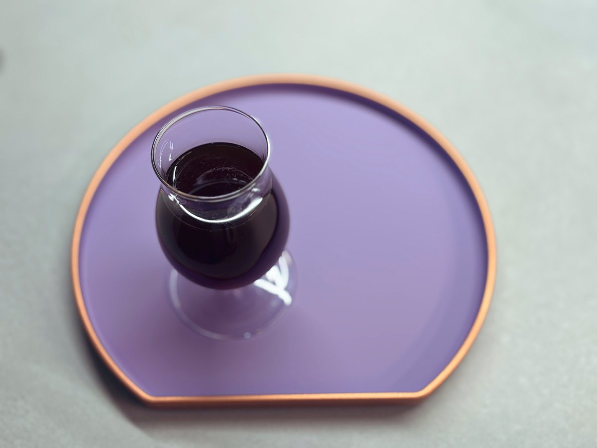 아직 지나지 않는 것이 지금이다.
지금, 커피로부터의 위안이 있다.