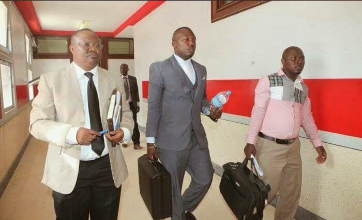 Hii picha ilipigwa mwaka 2013 Mahakama Kuu ya Tanzania wakati huo Dalali wa Siasa kwa kushirikiana na Wanamtandao aliishitaki CHADEMA. 

Mhe. Lissu ndo alikuwa anaongoza jopo la Mawakili akisaidiwa na Wakili Kibatala, pembeni ni Wakili Hekima Mwasipu.