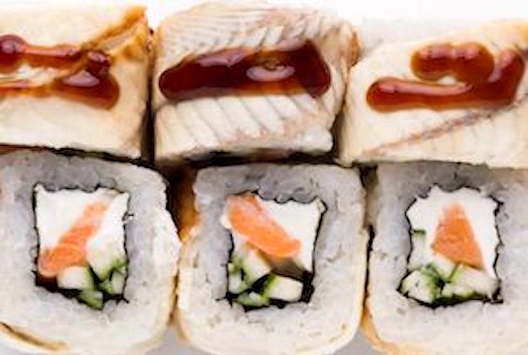 El aperitivo del fin de semana: Sushi de anguila ahumada y salmón diariodegastronomia.com/sushi-anguila-…