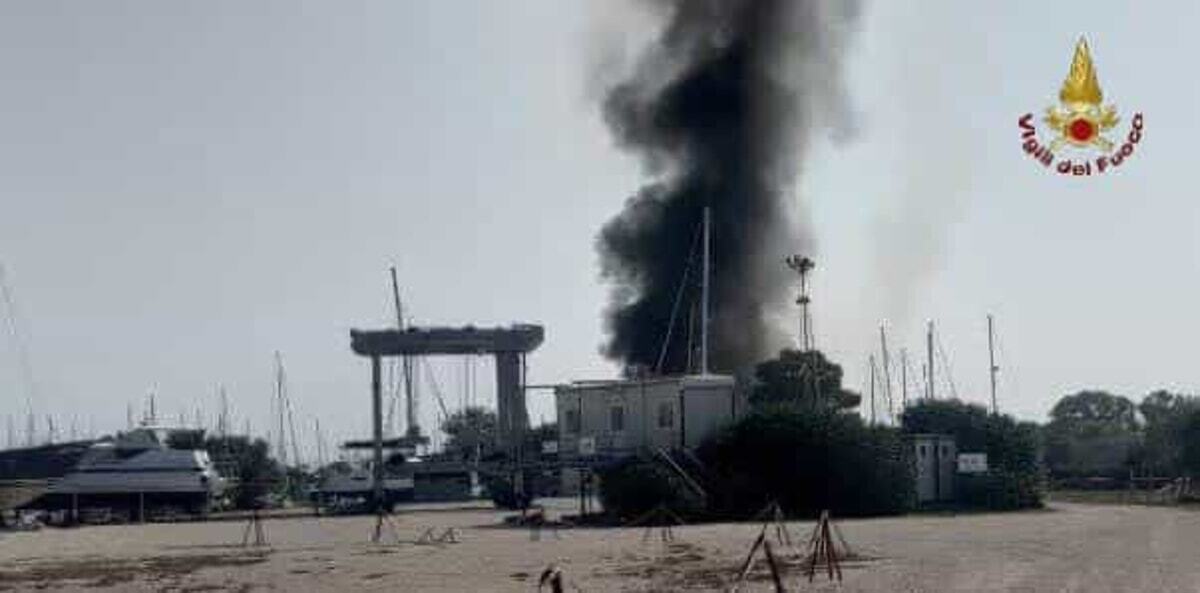 Esplosione a Ostia: incendio in un rimessaggio di barche. Colonna di fumo nero in cielo ift.tt/HXjTc7L