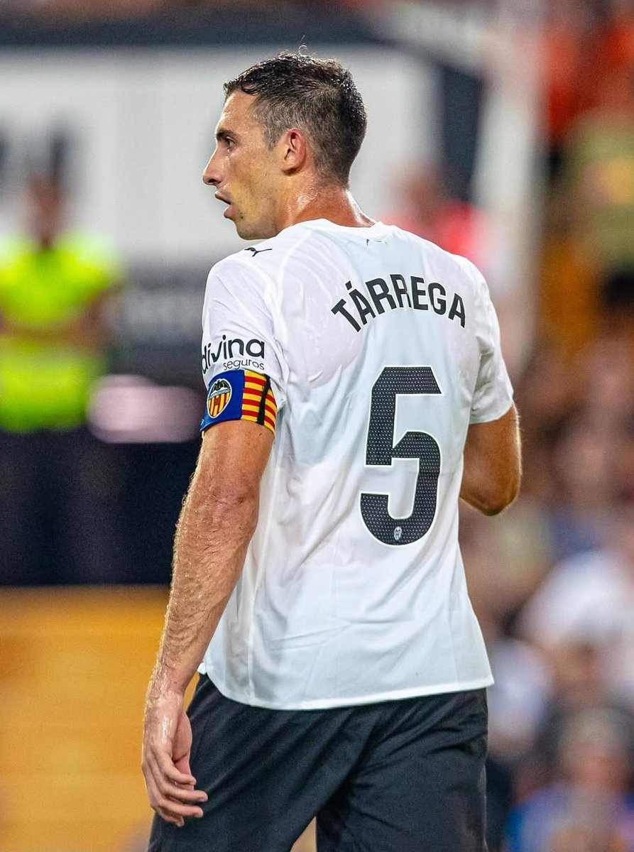 ©️ Lo bien que le sienta a CÉSAR TÁRREGA llevar el brazalete de capitán y el dorsal 5 a la espalda.