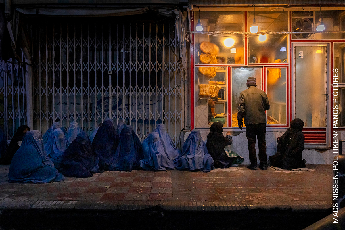 World Press Photo (@worldpressphoto) on Twitter photo Photo of the Day | Women and children beg for bread outside a bakery in central Kabul, Afghanistan. Rising prices have pushed more and more people to rely on others' compassion. By <a href="/MadsNissenPhoto/">Mads Nissen</a>, <a href="/politiken/">Politiken</a>, <a href="/panospictures/">Panos Pictures</a>, awarded in the 2023 Contest:
worldpressphoto.org/collection/pho… Photo of the Day | Women and children beg for bread outside a bakery in central Kabul, Afghanistan. Rising prices have pushed more and more people to rely on others' compassion. By <a href="/MadsNissenPhoto/">Mads Nissen</a>, <a href="/politiken/">Politiken</a>, <a href="/panospictures/">Panos Pictures</a>, awarded in the 2023 Contest:
worldpressphoto.org/collection/pho…