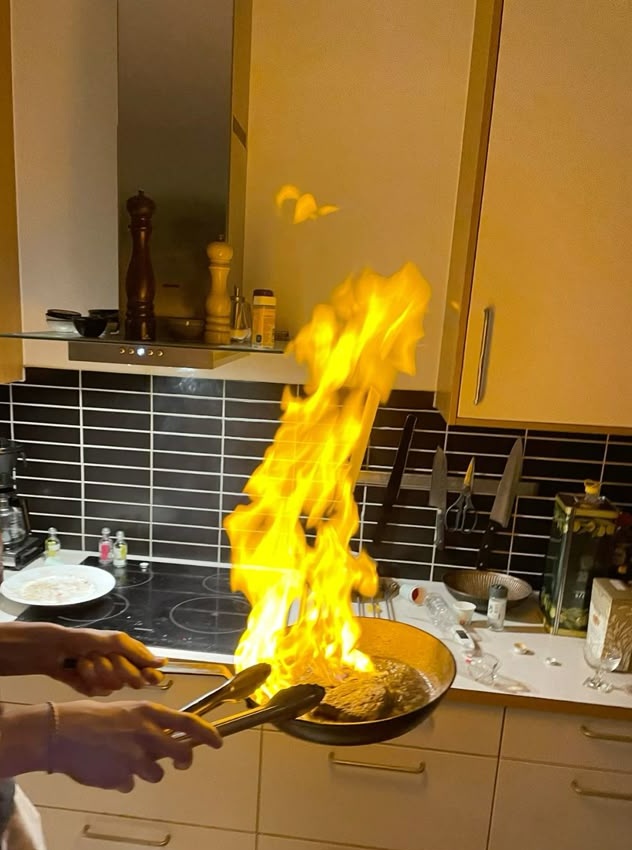 fightergid's tweet image. Day-1 belajar masak karena kamu lebih asik main sama Caleb.