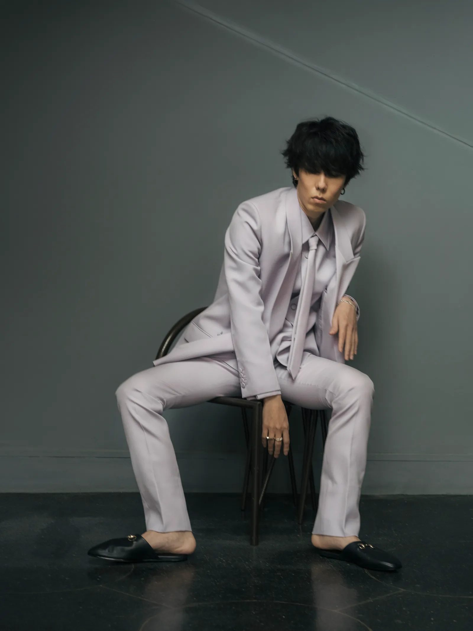 野田洋次郎着用　2024 野田洋次郎「HIGHSNOBIETY」表紙に登場、挑戦的で前衛的な
