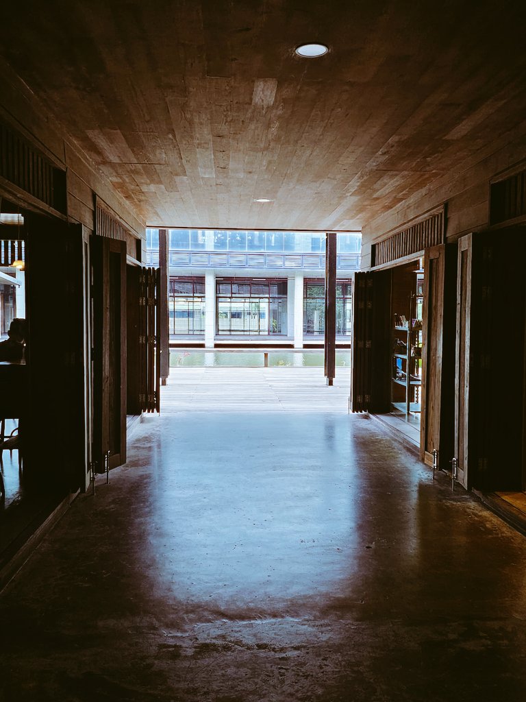 #LITTLETREEGROCERY 🌱 คาเฟ่เล็ก ๆ ในอาคารไม้ริมน้ำม.มหิดล ศาลายา ทุกเมนูใช้วัตถุดิบคุณภาพดี รสชาติเข้มข้น เค้กแมคคาดาเมียและแมคคาดาเมียบราวนี่หวานน้อย littเข้ากันอย่างลงตัวกับ GroceryLatte และ Akita miso caramel latte ที่ทั้งนุ่มและละมุน #TriplePreview #รีวิวคาเฟ่นครปฐม <a href="/Kin24hrs/">กิน24ชั่วโมง</a>