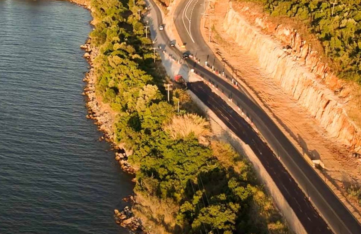 Antonis Karachalios (@ant_karaxalios) on Twitter photo Στην κυκλοφορία παραδίδεται, σήμερα, στις 12:00 μ.μ., η παράκαμψη του Αγίου Νικολάου του Οδικού άξονα Βόνιτσα – Λευκάδα, ο οποίος συνδέει την πόλη της Λευκάδας με το τμήμα «Άκτιο – Δυτικός Άξονας».
#Έργα #Ανάπτυξη <a href="/PrimeministerGR/">Prime Minister GR</a>
<a href="/ChristosDimas_/">Christos Dimas</a> Στην κυκλοφορία παραδίδεται, σήμερα, στις 12:00 μ.μ., η παράκαμψη του Αγίου Νικολάου του Οδικού άξονα Βόνιτσα – Λευκάδα, ο οποίος συνδέει την πόλη της Λευκάδας με το τμήμα «Άκτιο – Δυτικός Άξονας».
#Έργα #Ανάπτυξη <a href="/PrimeministerGR/">Prime Minister GR</a>
<a href="/ChristosDimas_/">Christos Dimas</a>