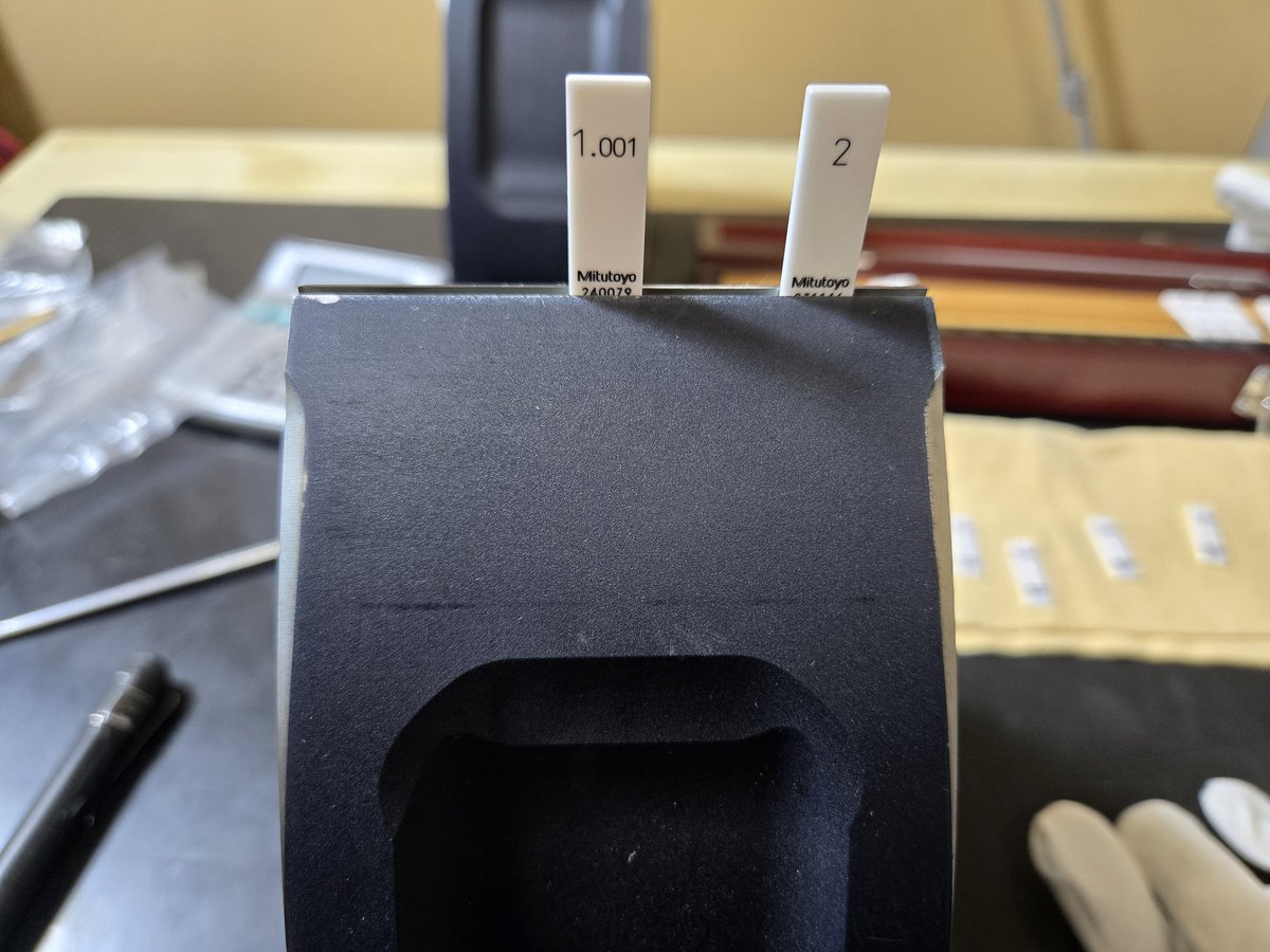 アペックスシール溝幅測定。
1ミクロン単位で溝幅測定します。

ブロックゲージをリンギングしたり準備するのが時間掛かるけど、正確な測定は楽しい♪

#ロータリーエンジン