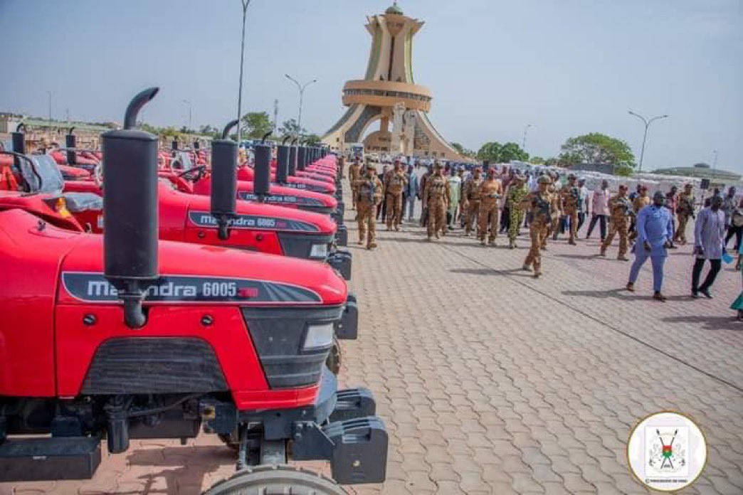 ali_naka's tweet image. Citizens Empowerment in Burkina Faso!

It’s better to have a President in Camouflage providing leadership 

Than a criminal in a suit pretending to be President 

Our struggles are different!