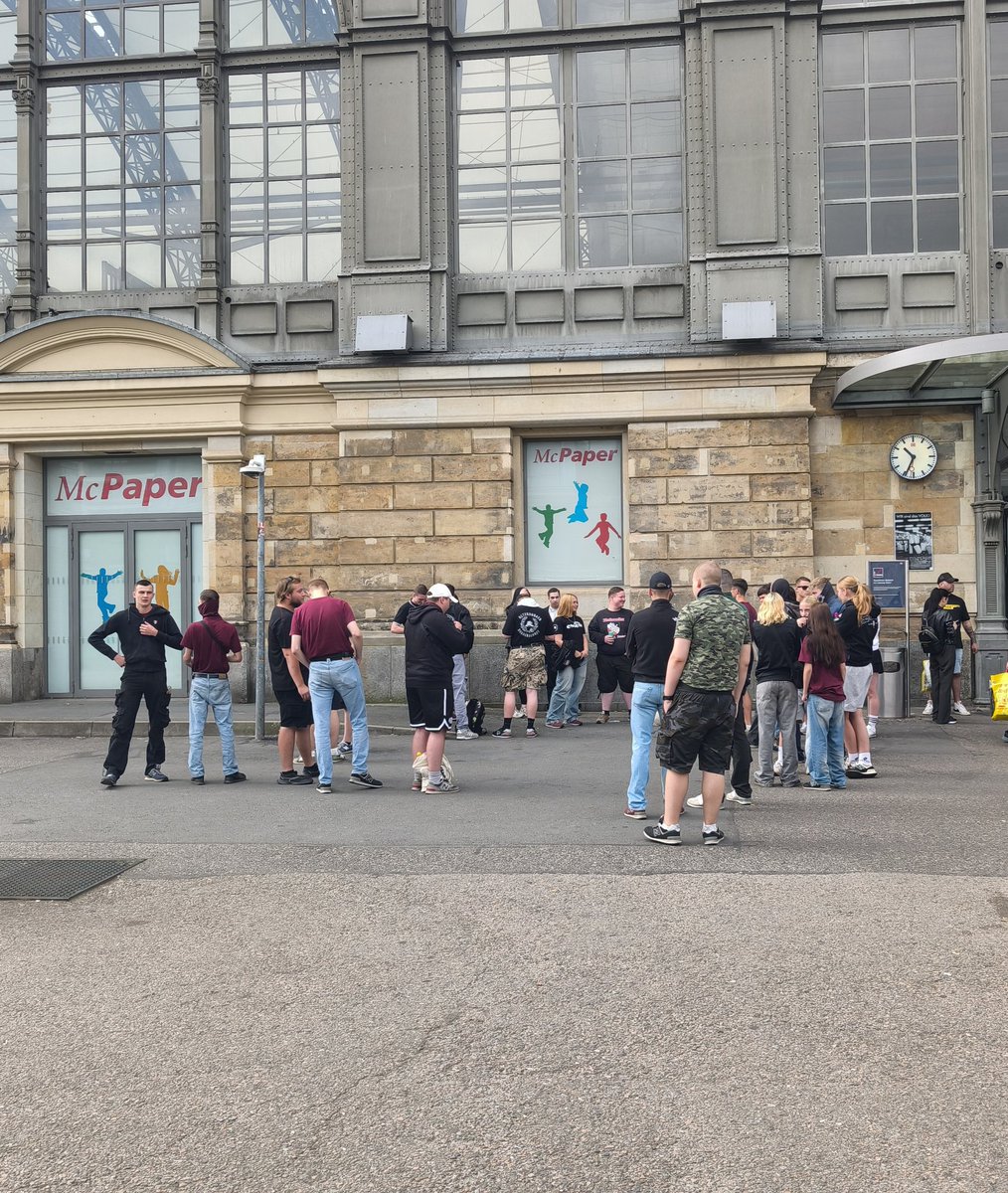 Sehr viele Menschen sind auf der Anreise zum CSD in #Bautzen aus #Dresden. Derweil sammeln sich nur wenige Rechtsextreme, die ebenfalls in die Spreestadt reisen wollen. Der erste Rechtsextreme ist wegen § 86a in Maßnahme der Polizei. #BZ1008