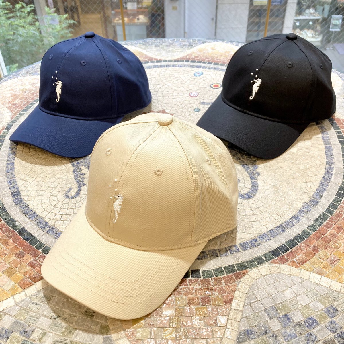 元町本店＝ ⁡ 人気のキャップに新デザインと新色が入荷しました? ⁡額 
