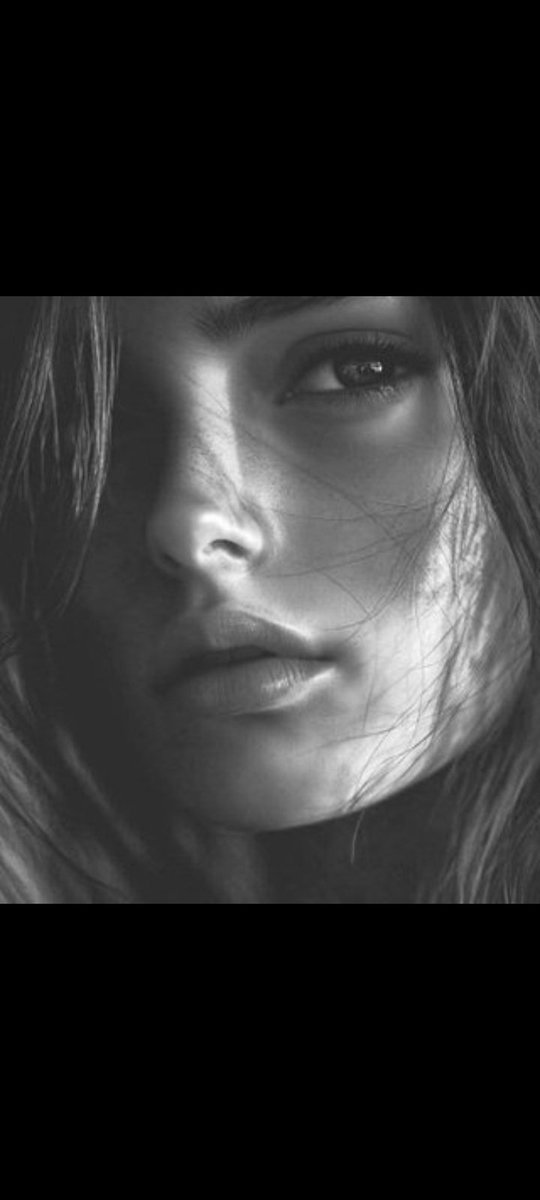 سنوات من أعمارنا مرّت بلَمح البصر 
غيّرتنا الظروف التي عشناها فيها 
تغيّرت مفاهيمنا وأولوِيّاتنا وأسلوبنا 
 تغيّرت دعواتنا أيضاً …
 حتى مقامات الناس في حياتنا تغيّرت 
تلك السنوات غيّرت كل شيء فينا 
حتى وصلنا إلى النسخة التي عليها نحن الآن