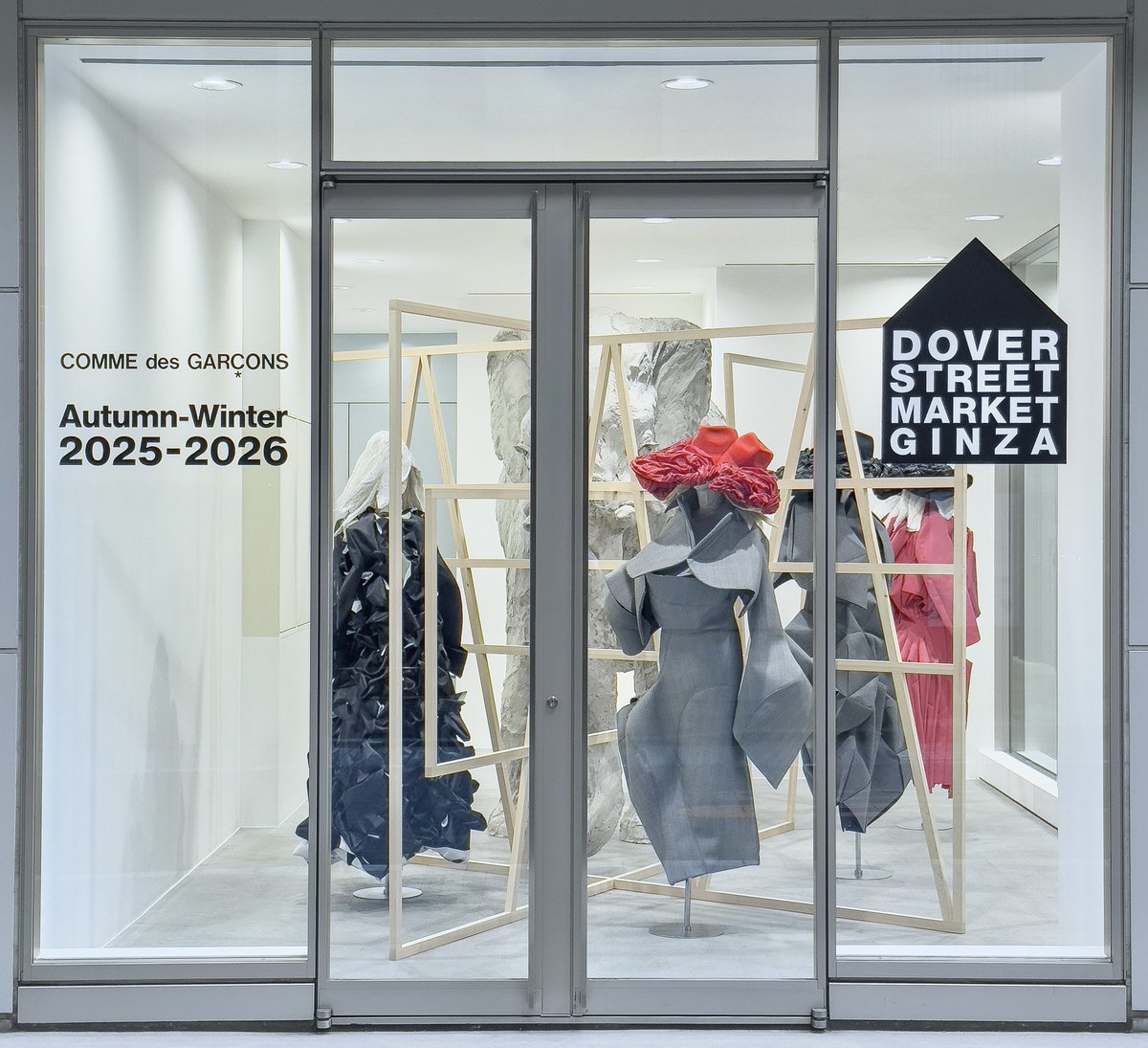 DSMGINZACDG's tweet photo. COMME des GARÇONS Autumn Winter 2025 collection with a special installation designed by Rei Kawakubo has arrived at Dover Street Market Ginza 1F Elephant Space.

#COMMEdesGARCONS
#DoverStreetMarketGinza https://t.co/ERLExQ51o4