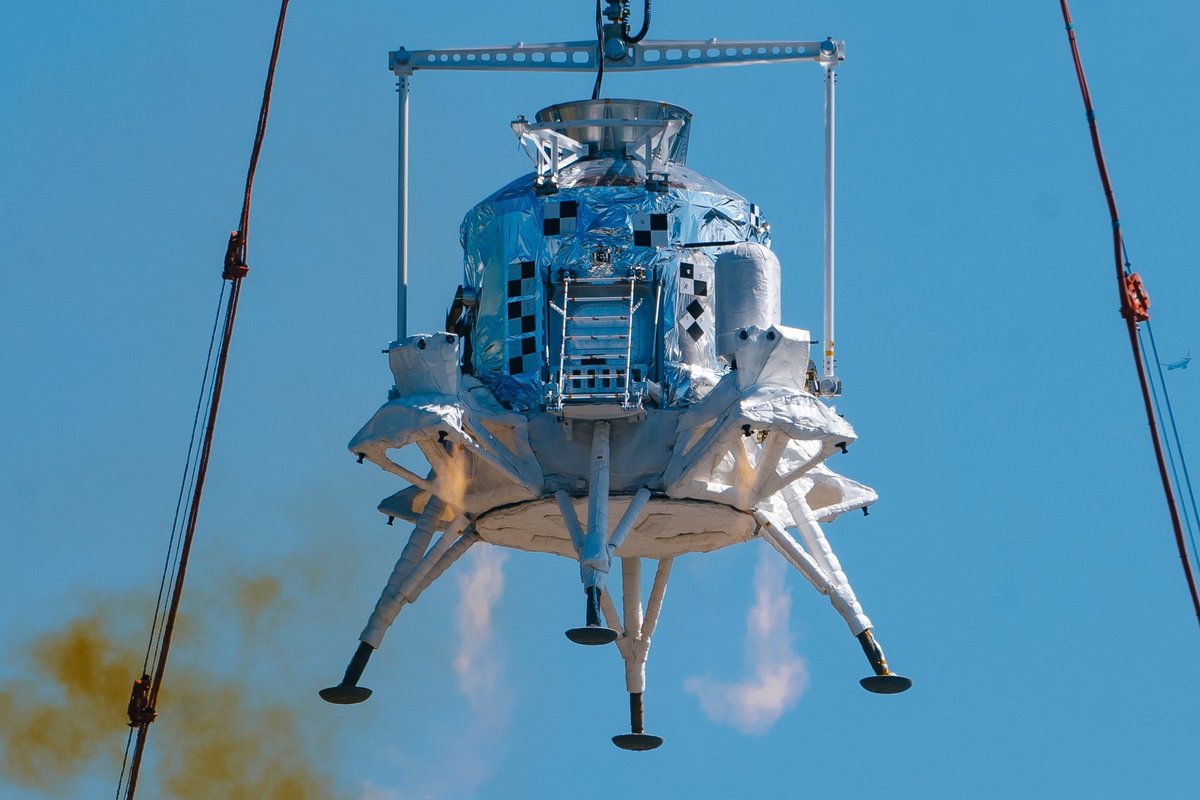 CNSAWatcher's tweet image. China's manned lunar lander landing test high-definition big picture, can be enlarged to see various details, but many structures are covered. Source:m.weibo.cn/status/PFa9vBT…