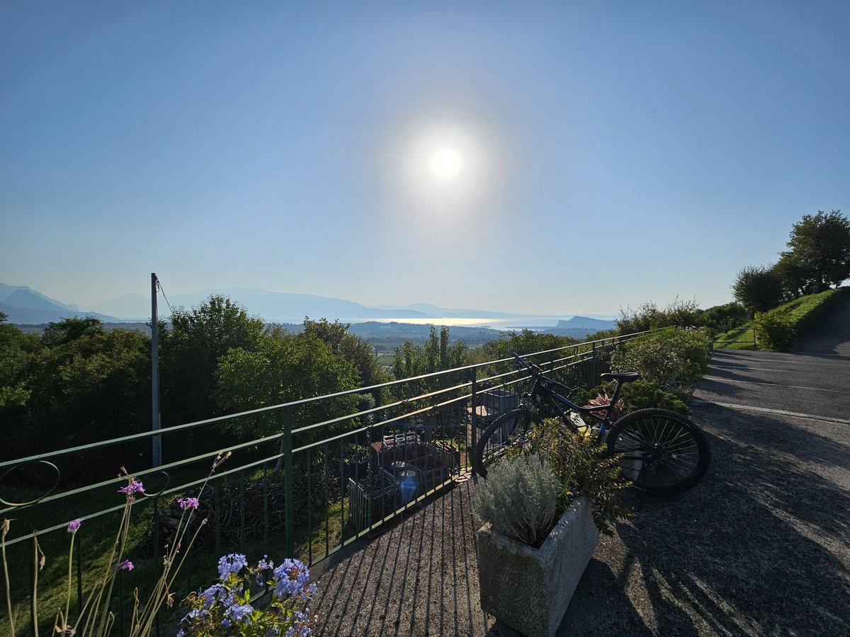 Heute morgen in der Früh erstmal aufs Rad, Wein und frische Gemüse kaufen und die Aussicht genießen.
Ergebnis: 280 Höhenmeter, 17km Distanz, Zutaten für einen geilen Thunfischsalat zum Mittag und ein Panoramafoto um mit Euch zu teilen.