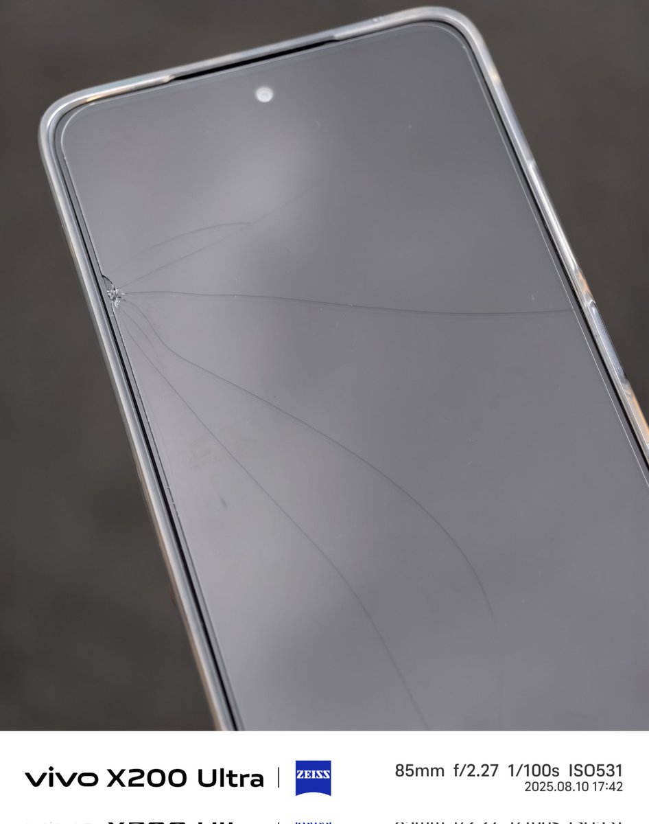 ガラスフィルム即割れてショック…
よくエッジディスプレイだと「ガラスフィルムじゃなくてTPUフィルムになって剥がれやすい」
みたいな話ききますけど、フラットでガラスフィルム貼れても結局割れやすい（品質にもよりますが）なのであんま変わらない気がします…