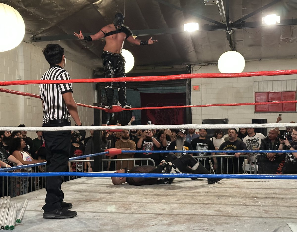 deljamesgang's tweet image. Man, what a fantastic evening of gritty, grimy, ultra violent @sVnWrestling in Los Angeles!!

#deathmatch #deathmatchwrestling #SVN