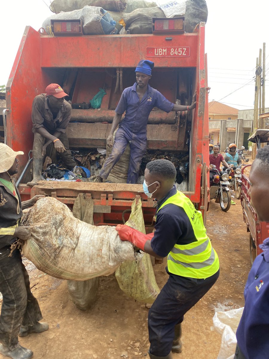 luseericmathew's tweet image. Poor waste management is killing the Ugandan community silently.

Disease outbreaks, blocking drainage channels etc.

I decided to lead a new force to fight waste in my community ant other areas.

I want to call upon your support and join my force. 

#wastemanagement 
#kaloori