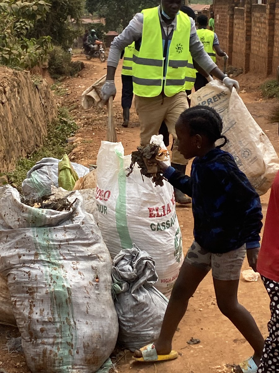 luseericmathew's tweet image. Poor waste management is killing the Ugandan community silently.

Disease outbreaks, blocking drainage channels etc.

I decided to lead a new force to fight waste in my community ant other areas.

I want to call upon your support and join my force. 

#wastemanagement 
#kaloori