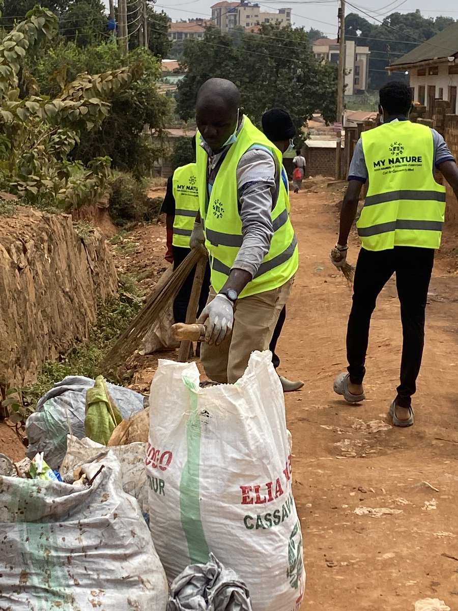 luseericmathew's tweet image. Poor waste management is killing the Ugandan community silently.

Disease outbreaks, blocking drainage channels etc.

I decided to lead a new force to fight waste in my community ant other areas.

I want to call upon your support and join my force. 

#wastemanagement 
#kaloori