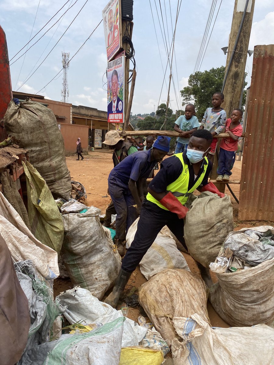 luseericmathew's tweet image. Poor waste management is killing the Ugandan community silently.

Disease outbreaks, blocking drainage channels etc.

I decided to lead a new force to fight waste in my community ant other areas.

I want to call upon your support and join my force. 

#wastemanagement 
#kaloori