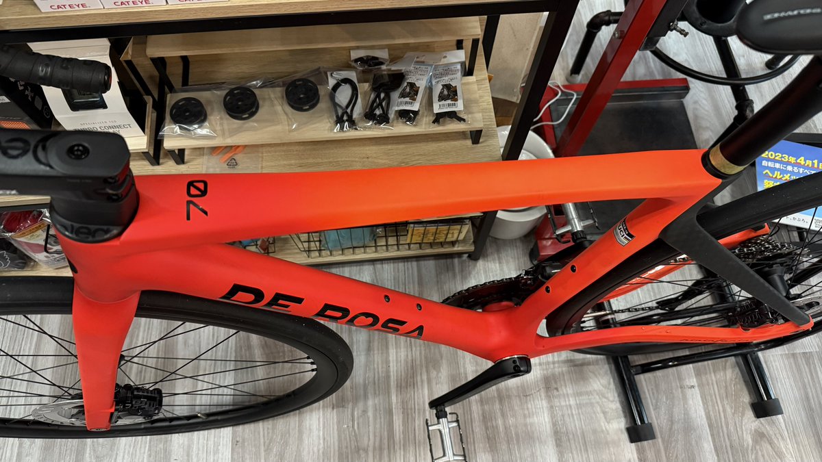 BABergamoSCreo's tweet photo. De Rosa 70シリーズ。Eclipse Teamの方は、なんとZonda DB履いてます。(IdolはBora WTO 35)
あと、Zondaに関しては、不穏な噂が……。
#DeRosa #SETTANTA #Campagnolo #Zonda @nichinaoshokai https://t.co/uHFRz2Koq5