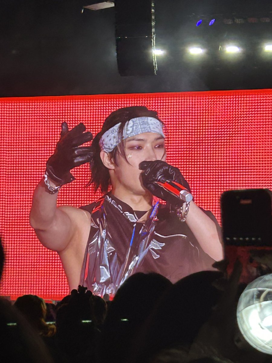 mingsephone's tweet photo. finally had my concert ackkk, a little late since i got home. at like 1:30am, but happy birthday to the prettiest man alive https://t.co/nGVVwtILXW