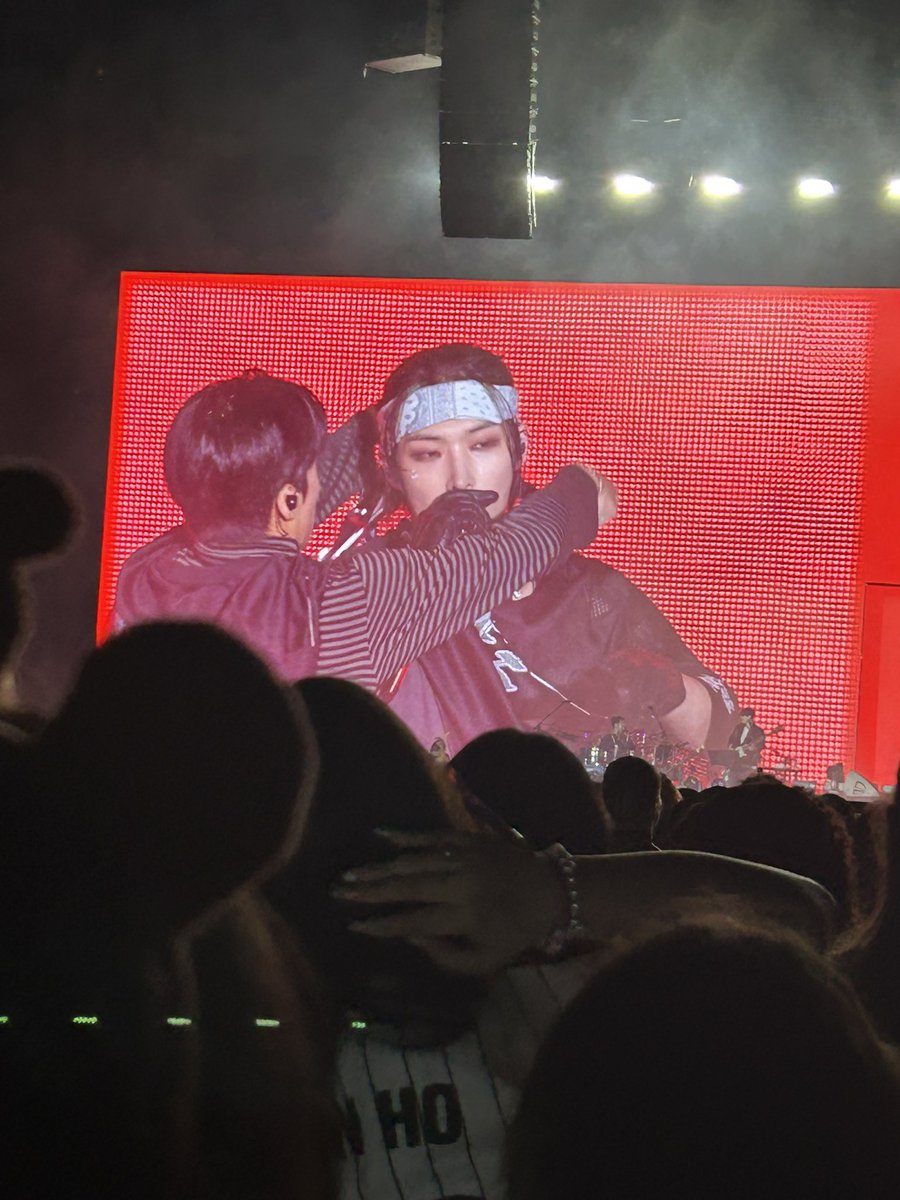 mingsephone's tweet photo. finally had my concert ackkk, a little late since i got home. at like 1:30am, but happy birthday to the prettiest man alive https://t.co/nGVVwtILXW