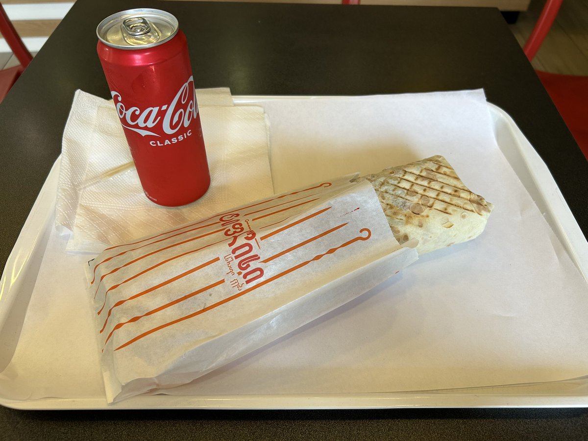 日本人のレビューがやたら多いシャワルマ屋。
伝わるだろうかこのサイズ感…。