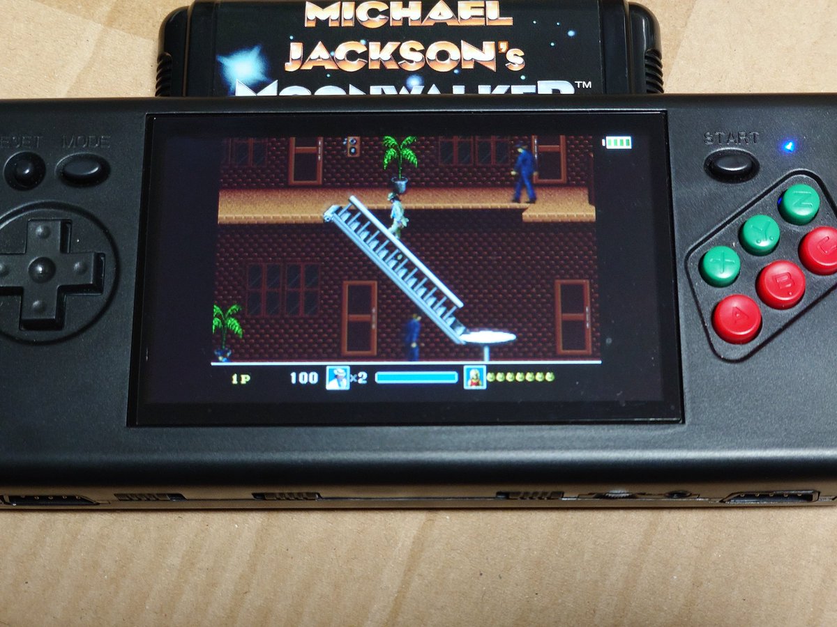 せっかくメガドライブ互換機を買ったのでMICHAEL JACKSON'S MOONWALKERを手に入れて遊んでみた。当時は雑誌の評判でボロクソ書いてあったから興味も無かったんだけど、大人になって遊んでみたらマイケルになってムーンウォークしたり敵とダンスしたり奇声発したり？となかなか楽しい
#MEGADRIVE
#SEGA