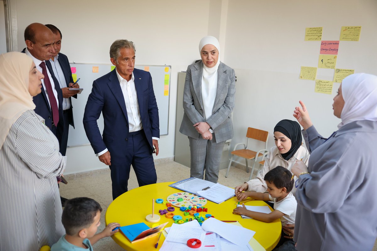 رئيس الوزراء الدكتور جعفر حسان يزور مركز مؤاب للخدمات الاجتماعية المتكاملة الذي تأسس حديثاً بعد أن أُعلِن عنه خلال جلسة مجلس الوزراء في محافظة #الكرك التي عقدت في تشرين الأول من العام الماضي؛ ليكون أول مركز يقدم خدمات اجتماعية متكاملة في لواء مؤاب، ويوجه بإنشاء حديقة للمركز