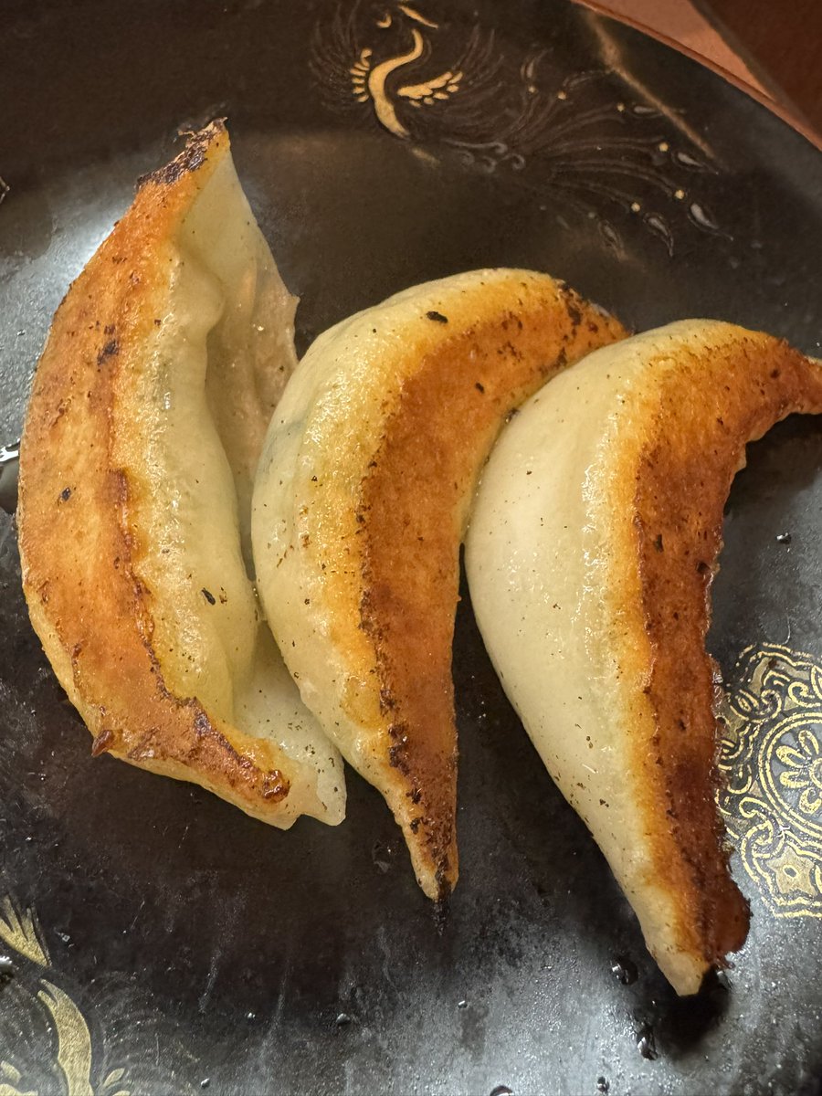 浜松市 荻窪ﾗｰﾒﾝ十八番さん
雨天は走らないので…ちょうどタイヤもヤバいためタイヤ交換を兼ねての帰り道にココによりました。もの凄い行列です。いつもの屋号の醤油と餃子を注文しました。着丼したラーメンを見て…おや？っと…思いましたが仕方ありませんね…相変わらずの美味しさでしたが…